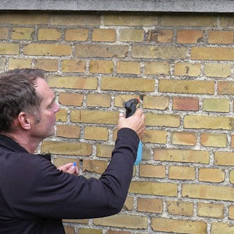 01Fukt hullet lett med en forstøver Fukt hullet lett med en forstøver